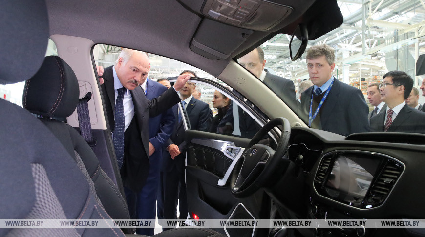 Александр Лукашенко во время торжественной церемонии открытия нового завода "БЕЛДЖИ" и запуска серийного производства, ноябрь 2017 года