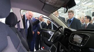 Александр Лукашенко во время торжественной церемонии открытия нового завода &quot;БЕЛДЖИ&quot; и запуска серийного производства, ноябрь 2017 года