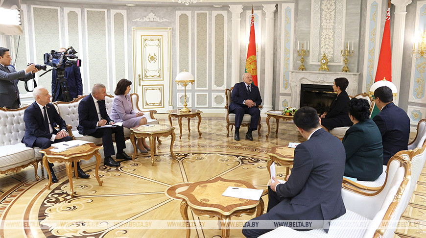 Александр Лукашенко во время встречи с председателем Сената Олий Мажлиса Узбекистана Танзилой Нарбаевой