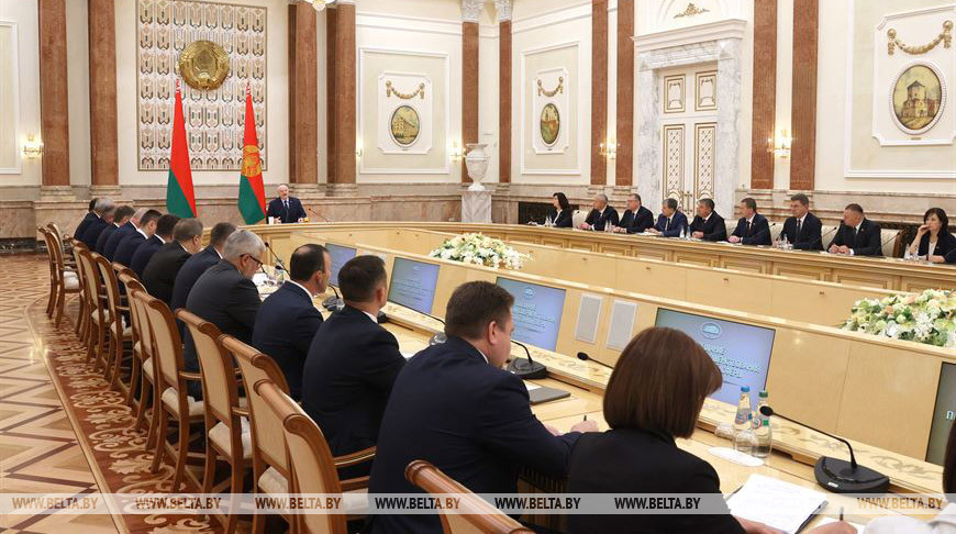 Александр Лукашенко во время совещания по вопросам совершенствования образовательной сферы