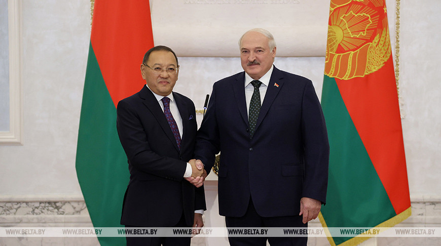 Чрезвычайный и Полномочный Посол Республики Казахстан в Республике Беларусь Ерлан Байжанов и Президент Беларуси Александр Лукашенко