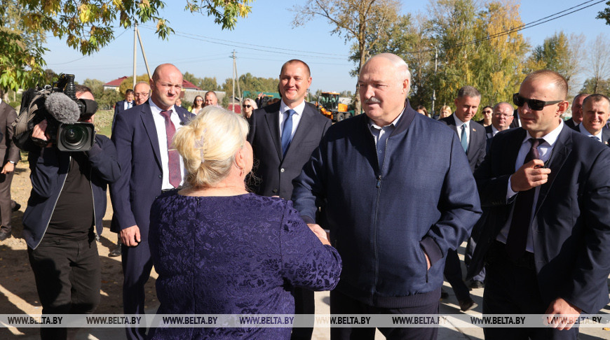 Адександр Лукашенко во время общения с жителями агрогородка Вишов Белыничского района