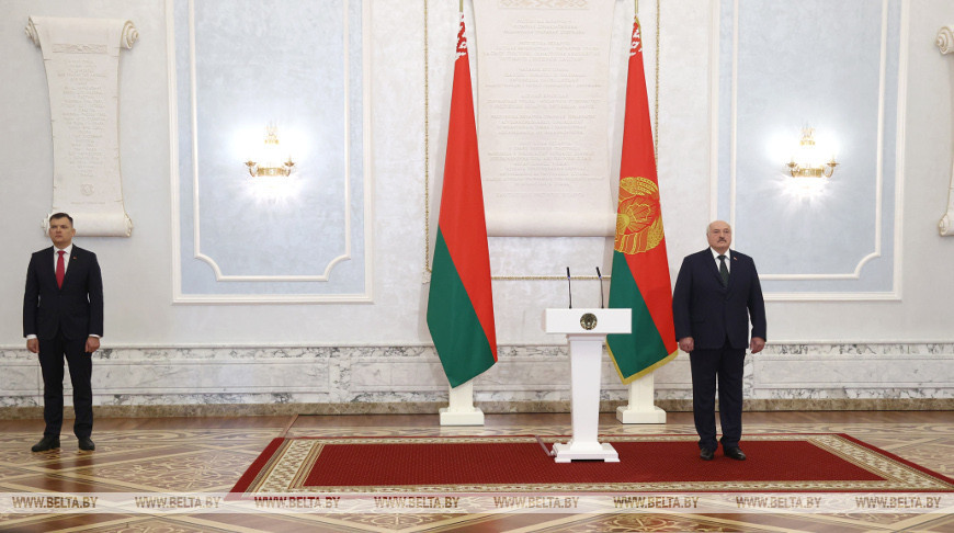 Александр Лукашенко во время принятия верительных грамот послов 11 государств