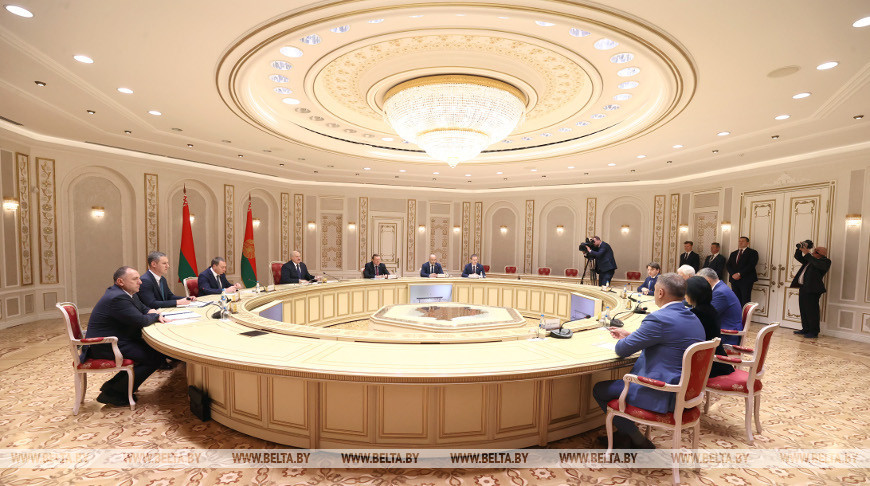 Александр Лукашенко во время встречи с губернатором Ленинградской области России Александром Дрозденко