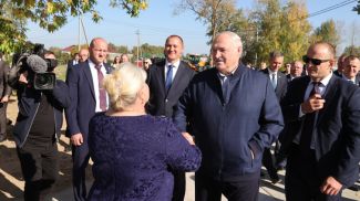 Адександр Лукашенко во время общения с жителями агрогородка Вишов Белыничского района