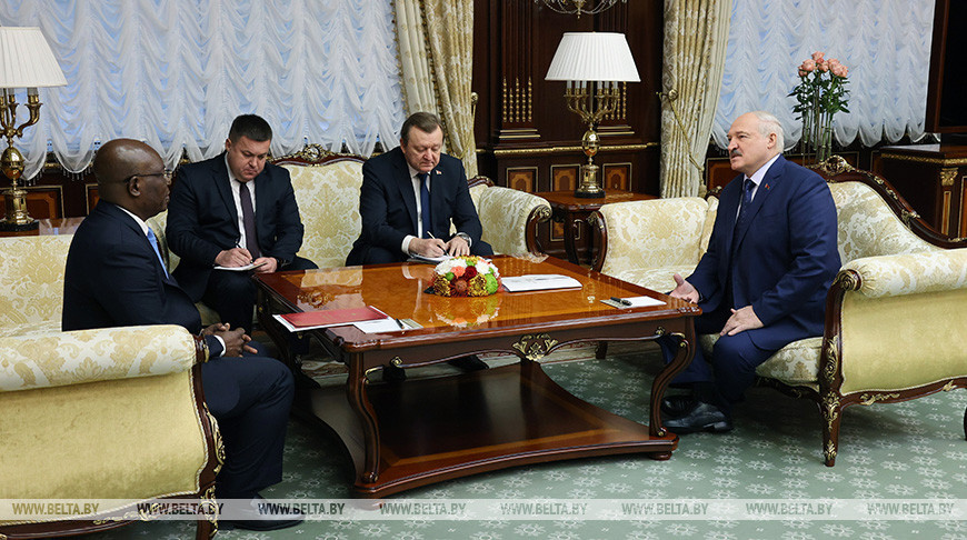 Александр Лукашенко во время встречи с министром иностранных дел, международного сотрудничества и диаспоры Экваториальной Гвинеи Симеоном Ойоно Эсоно Ангуэ