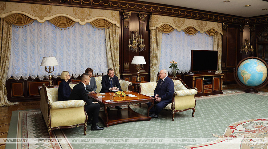 Президент Беларуси Александр Лукашенко во время встречи с министром иностранных дел и внешней торговли Венгрии Петером Сийярто