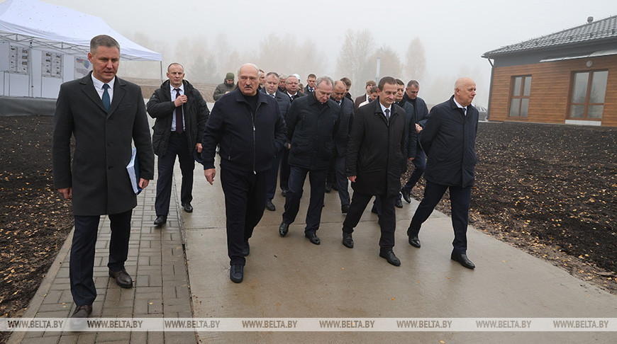Президент Беларуси Александр Лукашенко во время рабочей поездки в Минский район