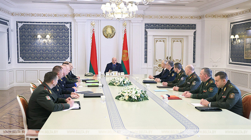 Александр Лукашенко во время совещания по вопросу создания военных прокуратур