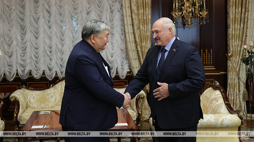Александр Лукашенко во время встречи в Минске с послом Кыргызстана в Беларуси Эрмеком Ибраимовым