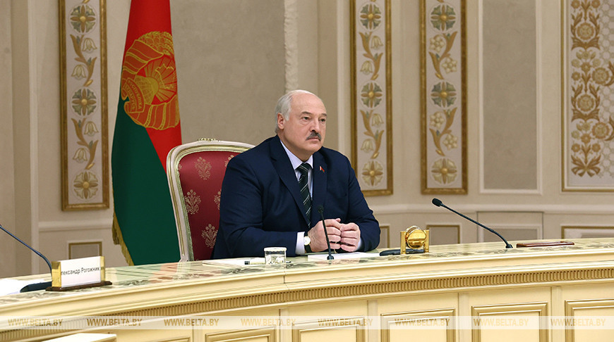 Александр Лукашенко во время встречи с губернатором Ставропольского края Владимиром Владимировым