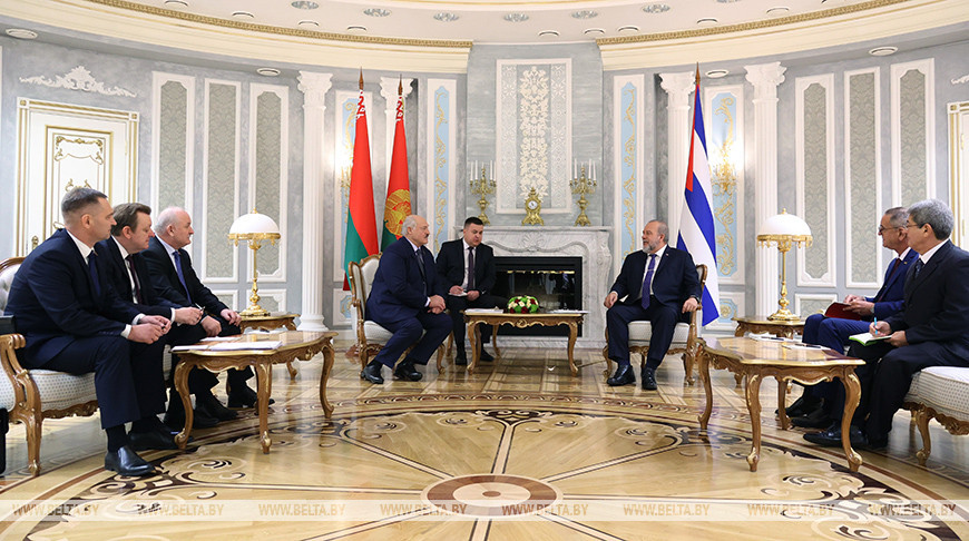 Александр Лукашенко во время встречи с премьер-министром Кубы Мануэлем Марреро Крусом