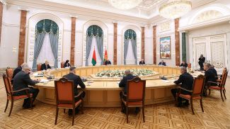 Александр Лукашенко во время встречи с руководителями политических партий