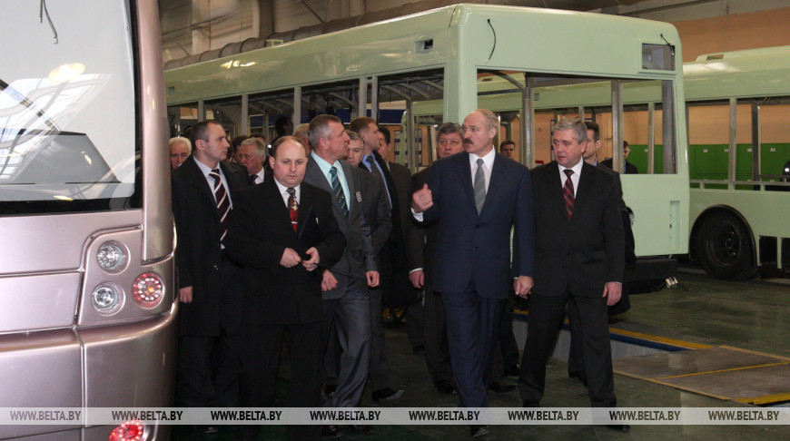Александр Лукашенко во время посещения "Белкоммунмаша", январь 2009 года