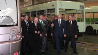 Александр Лукашенко во время посещения &quot;Белкоммунмаша&quot;, январь 2009 года