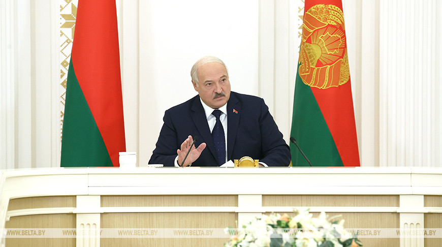 Александр Лукашенко во время совещания по вопросам пассажирских перевозок