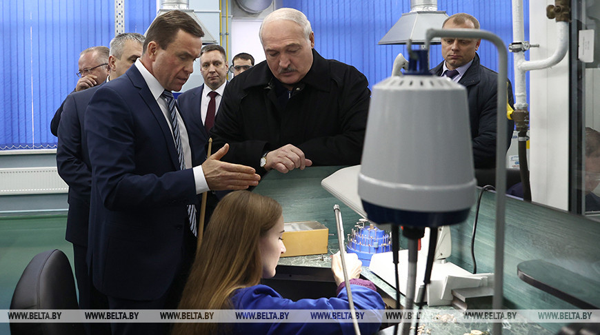 Александр Лукашенко во время посещения Гомельского производственного объединения "Кристалл" - управляющая компания холдинга "КРИСТАЛЛ-ХОЛДИНГ"