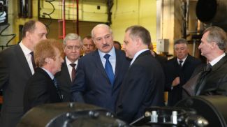 Александр Лукашенко во время посещения ОАО &quot;Минский автомобильный завод&quot; - управляющая компания холдинга &quot;БелавтоМАЗ&quot;, апрель 2016 года