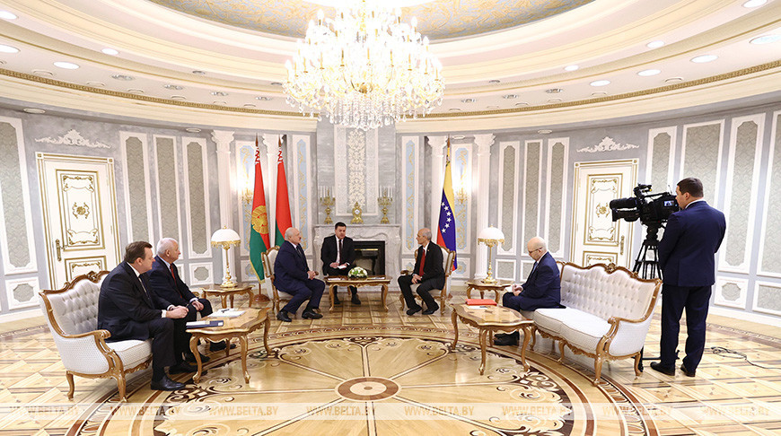 Александр Лукашенко во время встречи с вице-президентом Венесуэлы по вопросам планирования, министром планирования Рикардо Менендесом