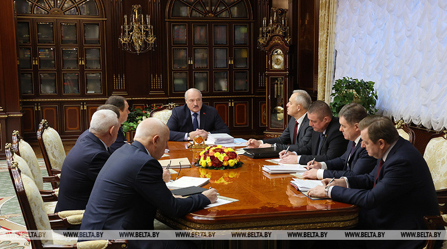 Александр Лукашенко во время совещания с руководством правительства и Администрации Президента