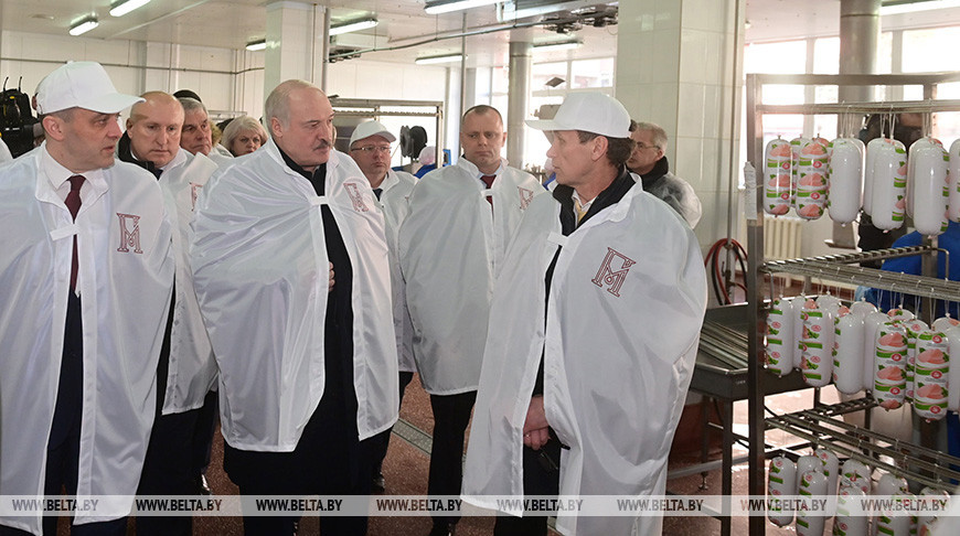 Александр Лукашенко во время посещения Глубокского мясокомбината, март 2022 года