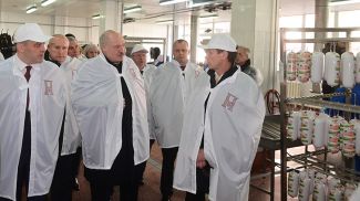 Александр Лукашенко во время посещения Глубокского мясокомбината, март 2022 года