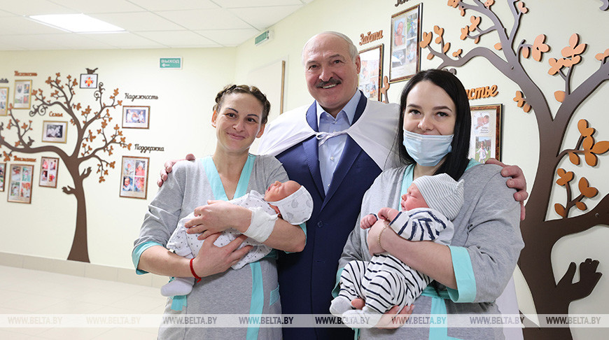 Александр Лукашенко во время посещения РНПЦ "Мать и дитя", декабрь 2021 года