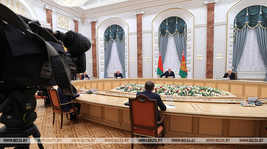 Александр Лукашенко во время встречи с руководителями делегаций, участвовавшими в 19-м заседании Совещания руководителей органов безопасности и разведывательных служб государств - участников СНГ