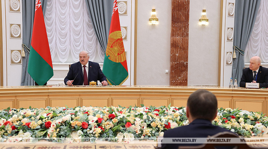 Александр Лукашенко во время встречи с руководителями делегаций, участвовавшими в 19-м заседании Совещания руководителей органов безопасности и разведывательных служб государств - участников СНГ