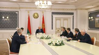Александр Лукашенко во время совещания во Дворце Независимости по итогам зарубежных визитов