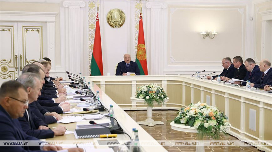 Александр Лукашенко во время совещания по вопросам развития Белорусской национальной биотехнологической корпорации и проведения мелиорации