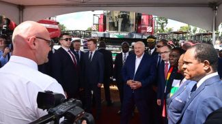 Президенты Беларуси и Зимбабве Александр Лукашенко и Эммерсон Мнангагва приняли участие в церемонии передачи белорусской техники зимбабвийским аграриям