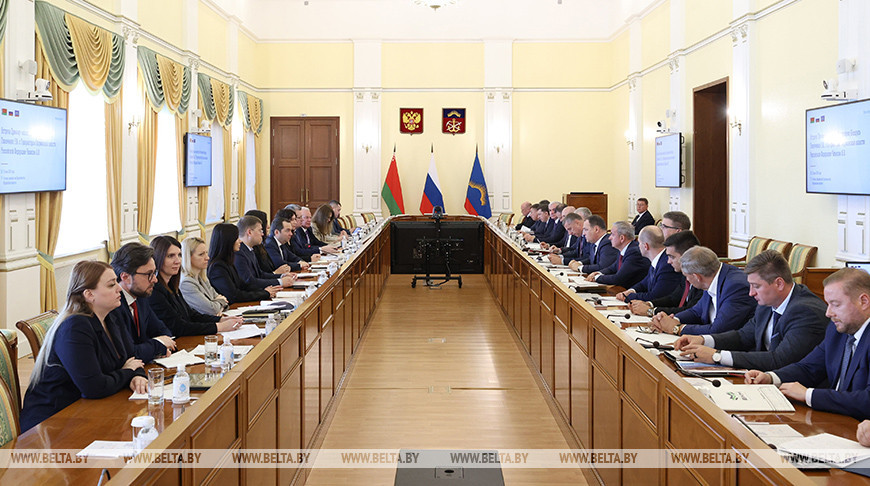 Премьер-министр Республики Беларусь Роман Головченко во время встречи с губернатором Мурманской области Андреем Чибисом