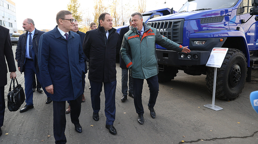 Роман Головченко во время посещения автомобильного завода "Урал"