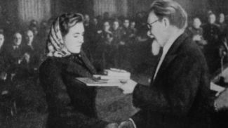 15 августа 1944 года. М. И. Калинин вручает правительственную награду Герою Советского Союза партизанке Анне Масловской. Репродукция БЕЛТА.
