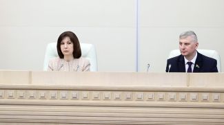 Председатель Совета Республики Наталья Кочанова и заместитель председателя Совета Республики Валерий Бельский