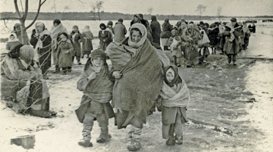 Март 1944 года. Выжившие узники Озаричей покидают лагерь после освобождения