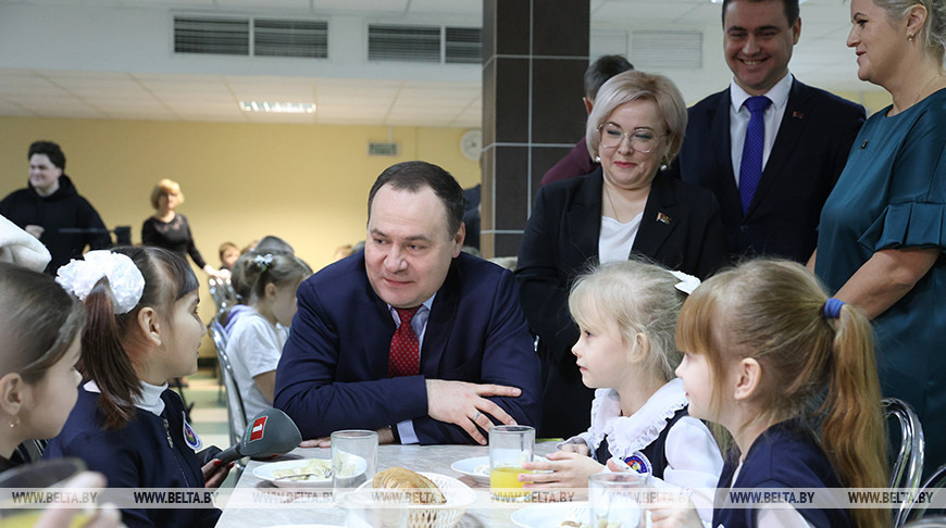 Роман Головченко во время посещения школы №52 города Минска