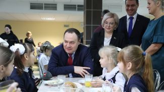 Роман Головченко во время посещения школы №52 города Минска