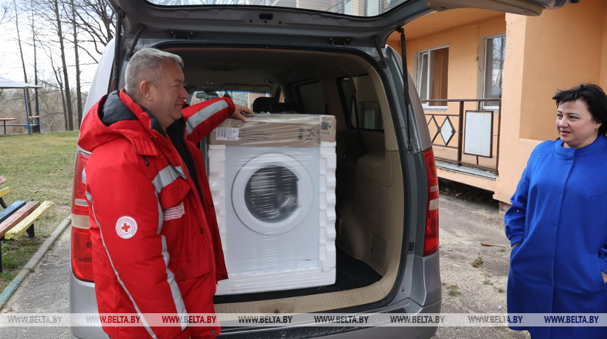 Председатель Гомельской областной организации Белорусского общества Красного Креста Алла Смоляк во время передачи стиральных машин для жителей Украины. Фото из архива