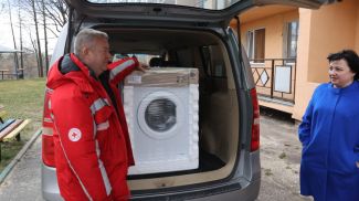 Председатель Гомельской областной организации Белорусского общества Красного Креста Алла Смоляк во время передачи стиральных машин для жителей Украины. Фото из архива