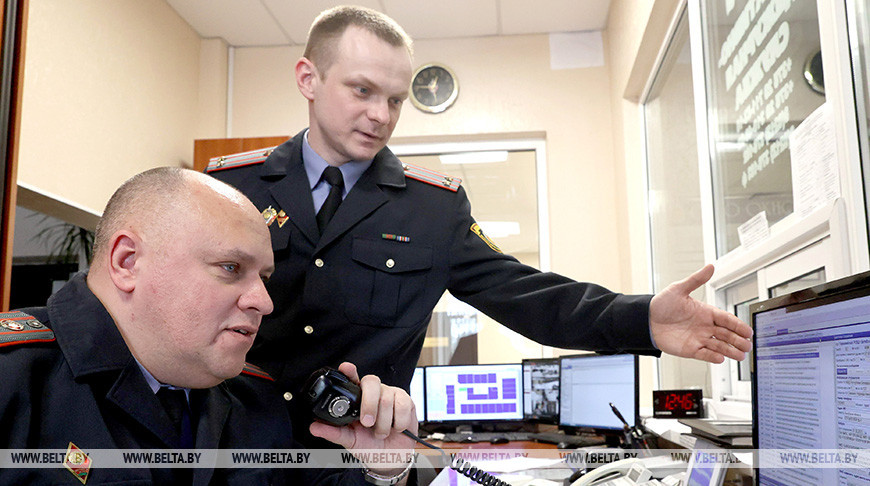 Старший оперативный дежурный Вячеслав Шырко и начальник криминальной милиции Дмитрий Милентей