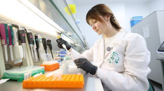 Екатерина Кобец готовит ДНК к исследованию