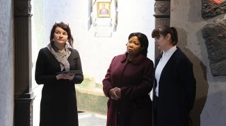 Оксилия Мнангагва во время посещения музея мемориального комплекса &quot;Хатынь&quot;