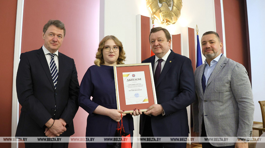 Министр иностранных дел Сергей Алейник награждает студентку Белорусского государственного университета Диану Савич