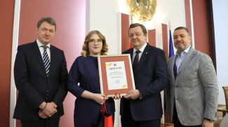 Министр иностранных дел Сергей Алейник награждает студентку Белорусского государственного университета Диану Савич