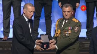 Реджеп Тайип Эрдоган вручает государственную награду Игорю Зарембо. Фото МЧС