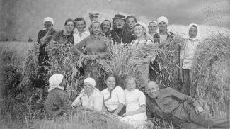 1947 год. Отец Николай и его паства на дожинках в деревне Гончары