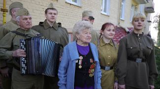 С наступающим Днем Победы в Гродно поздравили ветерана Великой Отечественной войны Валентину Баранову