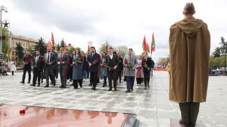 Во время торжественного возложения цветов к монументу и Вечному огню на площади Победы